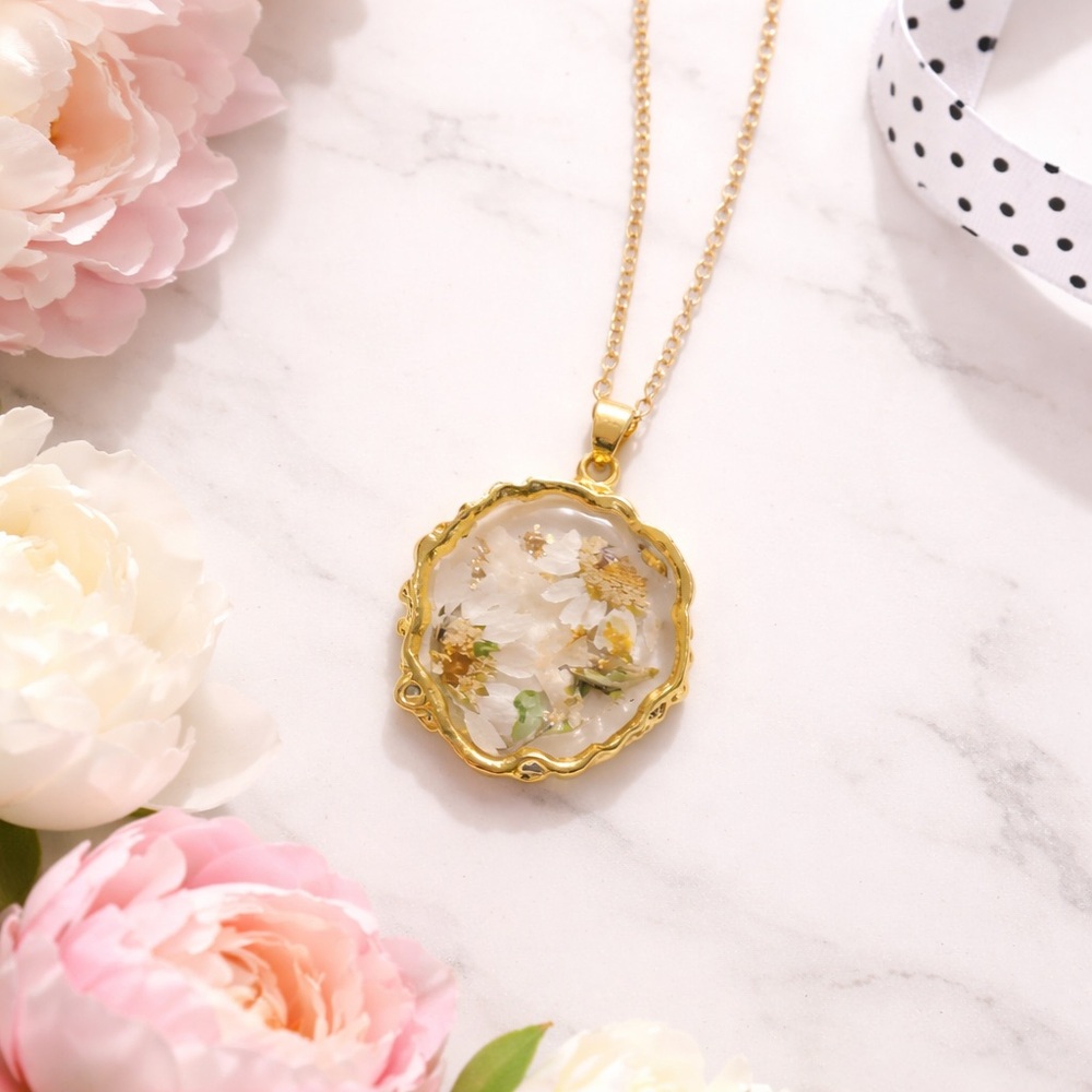Elegant Gold Floral Pendant Necklace
